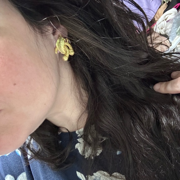 CHIC & Sophisticated VTG Gold Decorative Leaf Clip-Ons Hallmark Stamped Pat Pend - Picture 7 of 13